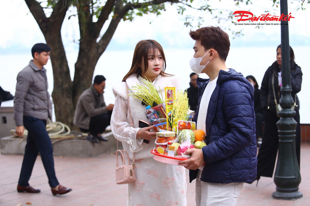 Chị Nguyễn Thu Hằng (Cầu Giấy, Hà Nội) chia sẻ, do những ngày cuối năm công việc bận rộn nên chị tranh thủ giờ nghỉ trưa đến Phủ Tây Hồ tạ lễ.