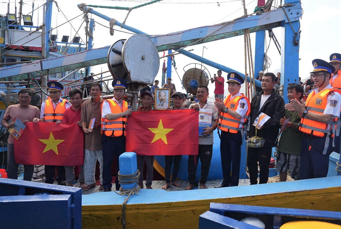 Đoàn công tác tặng quà, chúc Tết ngư dân tại cảng đặc khu Côn Đảo. Ảnh: Thanh Định.