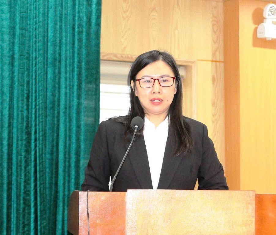 Bà Nguyễn Thị Phương, Phó Chủ tịch Ủy ban MTTQ tỉnh Thanh Hóa thông báo danh sách sơ bộ các đại biểu Quốc hội khóa XVI và người ứng cử đại biểu HĐND tỉnh khóa XIX. Ảnh: Nguyễn Chung.