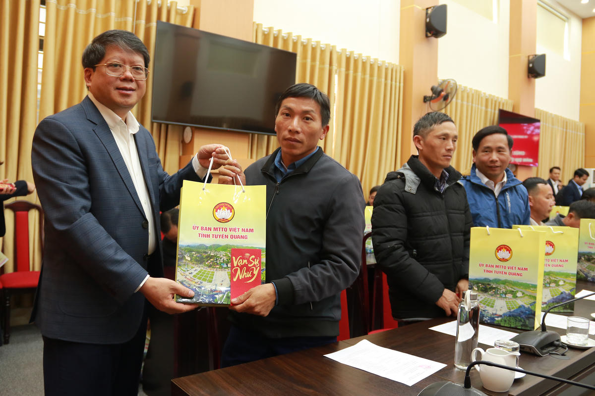 Ông Hà Trung Kiên - Ủy viên Ban Thường vụ Tỉnh ủy, Phó Chủ tịch Thường trực Ủy ban MTTQ tỉnh Tuyên Quang tặng quà cho các chức sắc, chức việc.