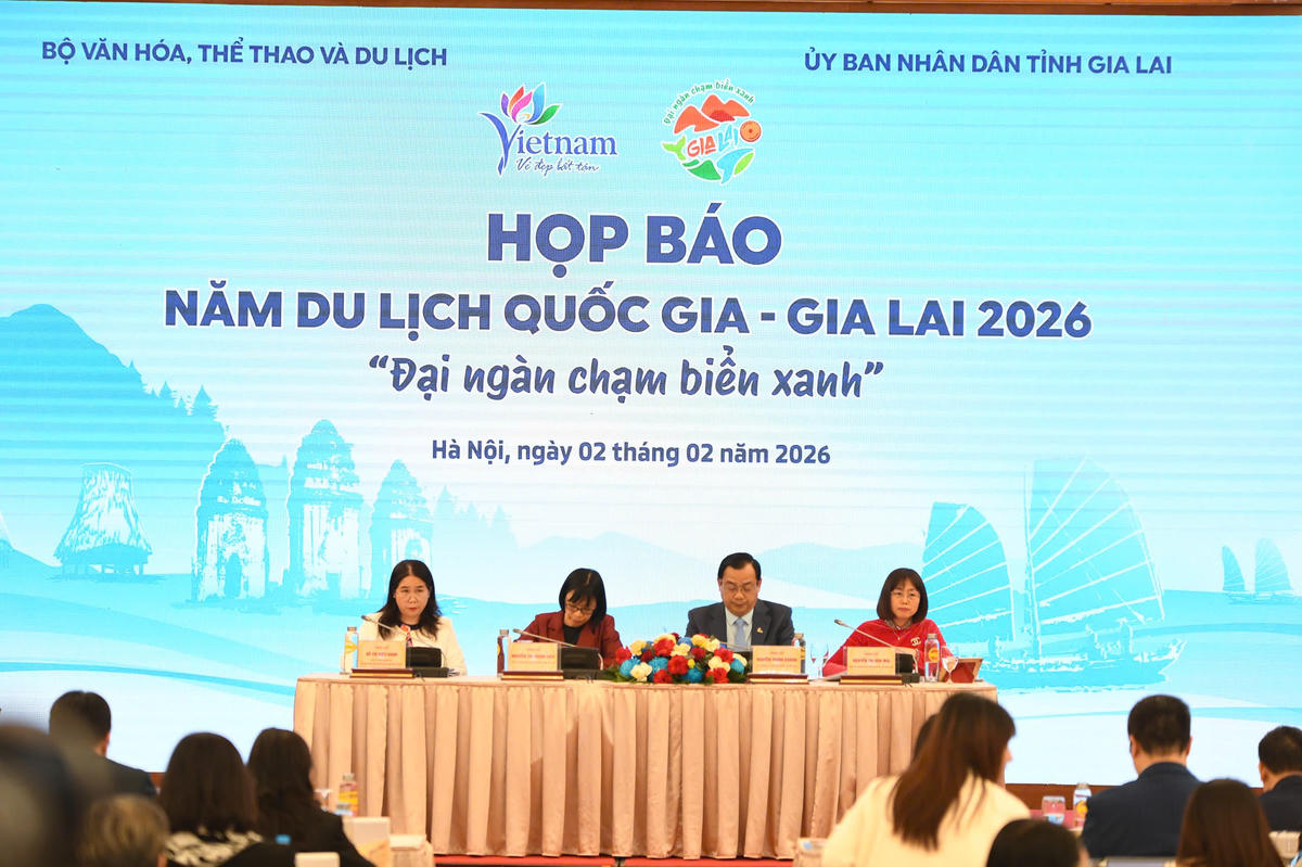 Đại diện lãnh đạo tỉnh Gia Lai và Bộ Văn hóa Thể thao &amp; Du lịch đồng chủ trì họp báo. Ảnh: Phạm Sỹ.