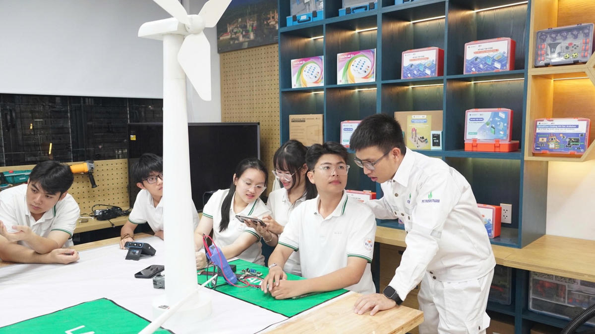 Kỹ sư Petrovietnam và các em học sinh tại phòng STEM Trường PTTH Châu Thành