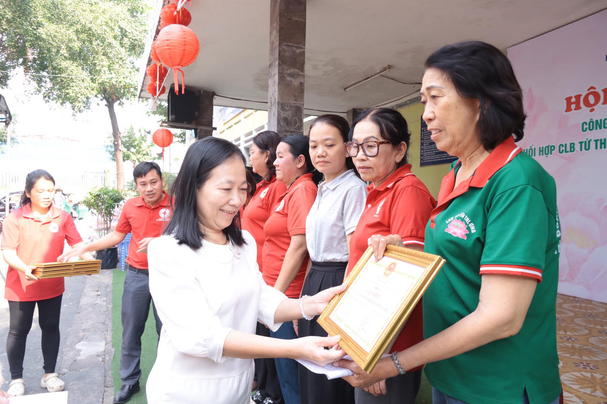 Trao khen thưởng cho các tập thể và cá nhân có thành tích tiêu biểu trong công tác Hội và phong trào Chữ thập đỏ. Ảnh: NN.