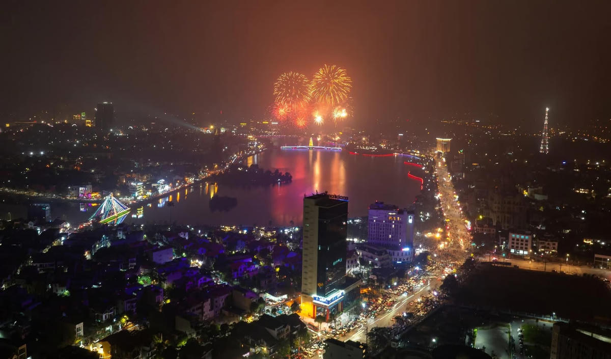 Bắn pháo hoa chào mừng sự kiện công bố việc sáp nhập đơn vị hành chính các cấp ở Phú Thọ hồi 1/7/2025. Ảnh: Tùng Vy.