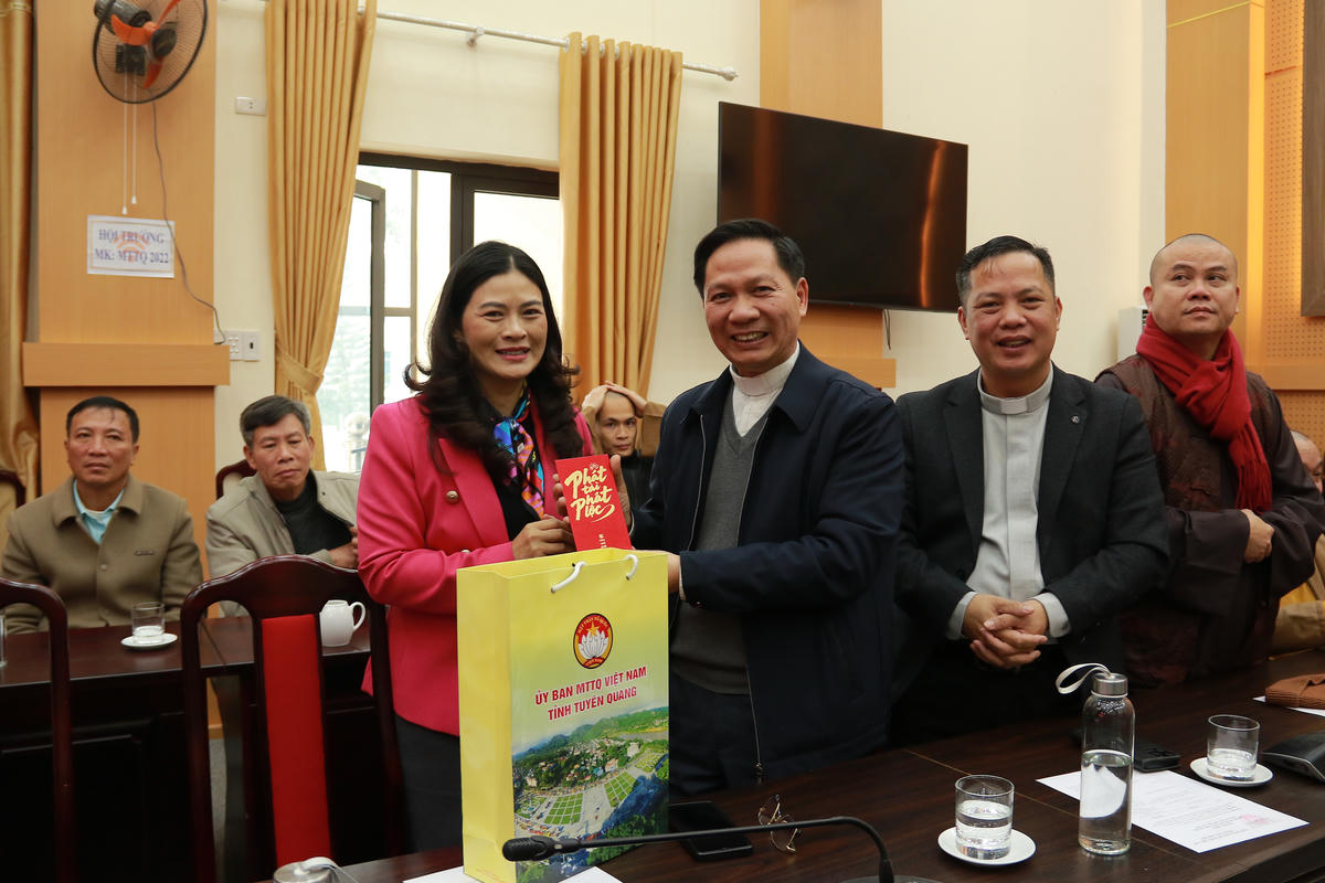 Phó Chủ tịch UBND tỉnh Tuyên Quang Vương Ngọc Hà trao quà cho các chức sắc, chức việc.