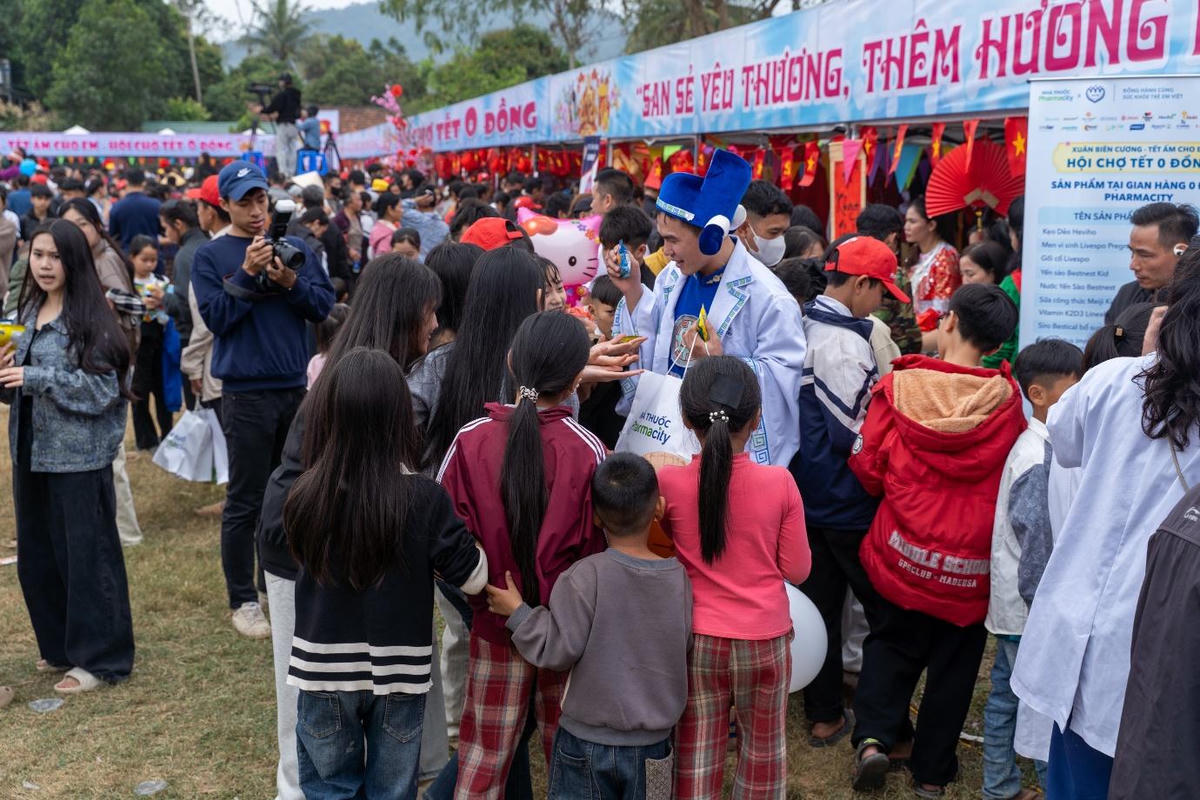 Các em nhỏ hào hứng khi được tự tay lựa chọn những món quà mình yêu thích