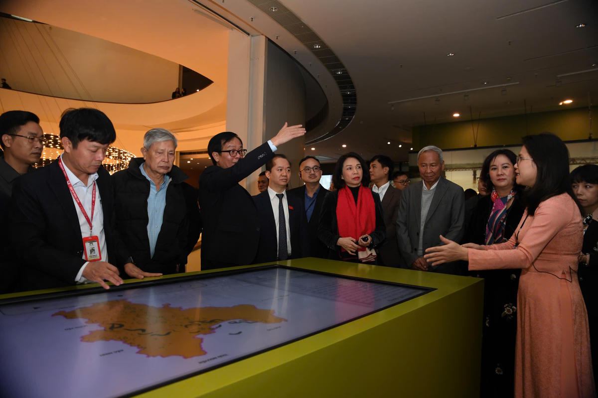 Các đại biểu tham quan nội dung trưng bày thường xuyên sau một thời gian nghiên cứu và sưu tầm hiện vật được thể hiện trong 7 chủ đề: Thiên nhiên; Hành trình đến Thăng Long; Thăng Long thế kỷ 11-18; Hà Nội thế kỷ 19- 20; Chống Pháp xâm lược và Kháng chiến chống Mỹ; Xây dựng Chủ nghĩa Xã hội; Hà Nội hướng tới tương lai. Ảnh: Phạm Sỹ.