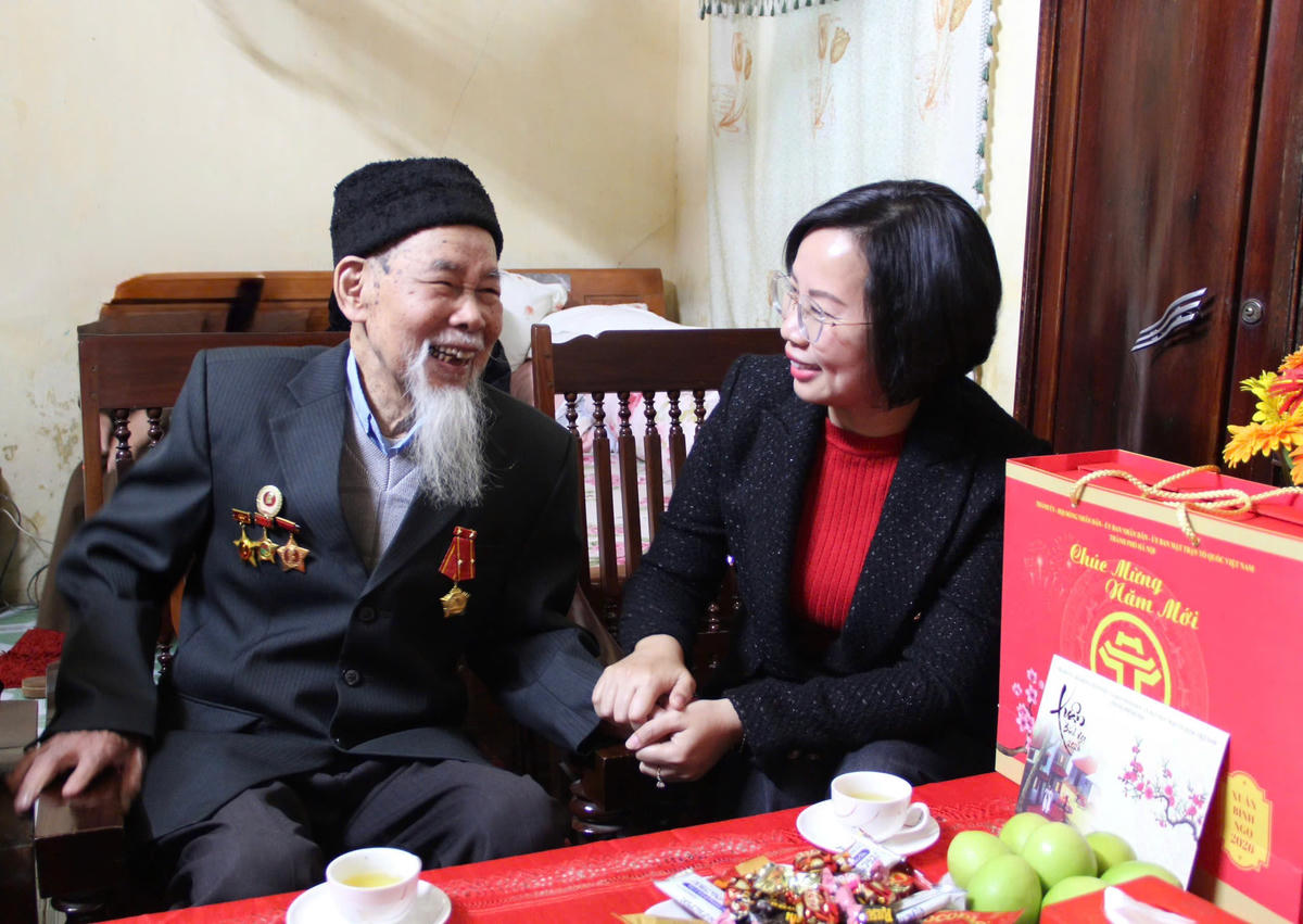 Lãnh đạo Mặt trận TP Hà Nội ân cần thăm hỏi ông Phùng Văn Hải.