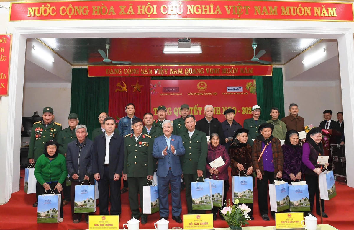 Phó Chủ tịch Thường trực Quốc hội Đỗ Văn Chiến trao quà Tết cho người có công, người cao tuổi trên địa bàn xã Sơn Thủy. Ảnh: H.H