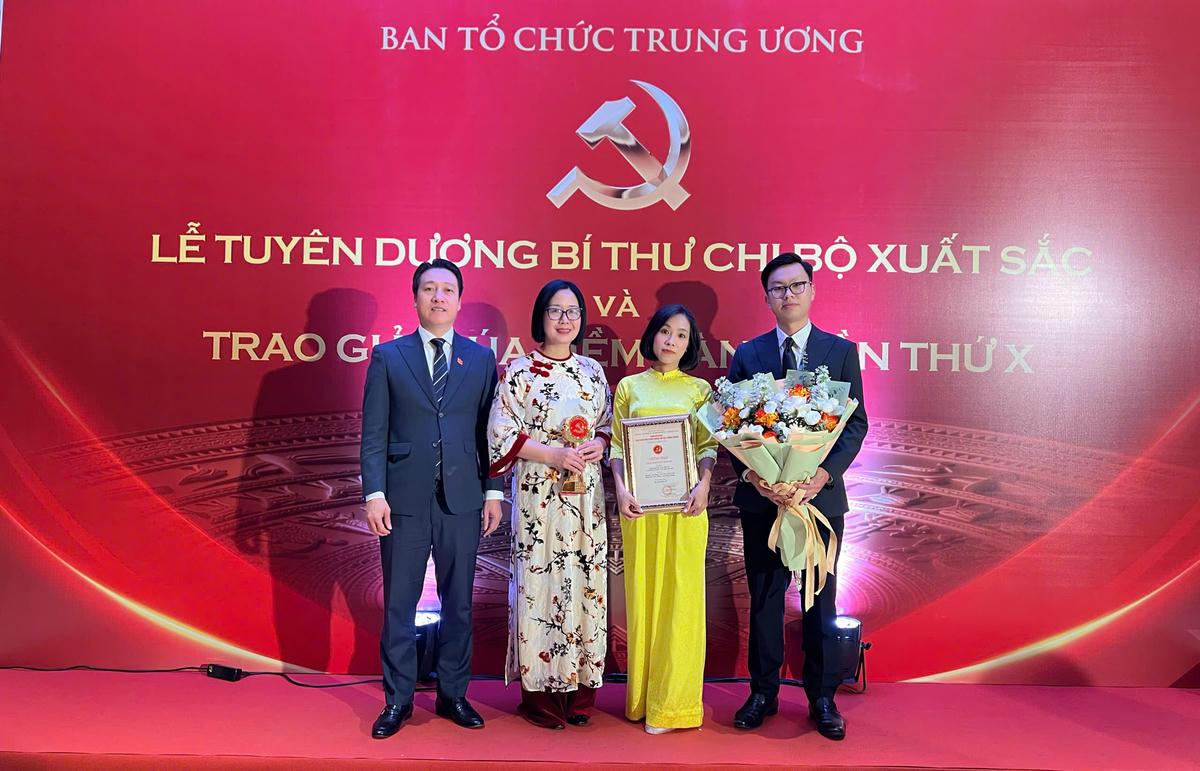 Nhóm tác giả của Báo Đại đoàn kết vinh dự đạt Giải Búa liềm vàng lần thứ X.