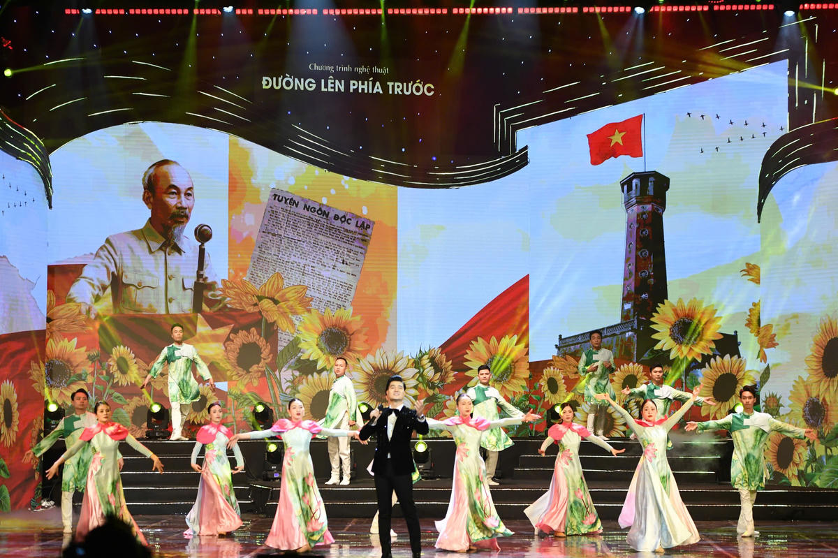 Những tiết mục nghệ thuật xuyên suốt đã tái hiện hành trình phát triển của đất nước gắn liền với vai trò lãnh đạo của Đảng. Ảnh: Phạm Sỹ.. 