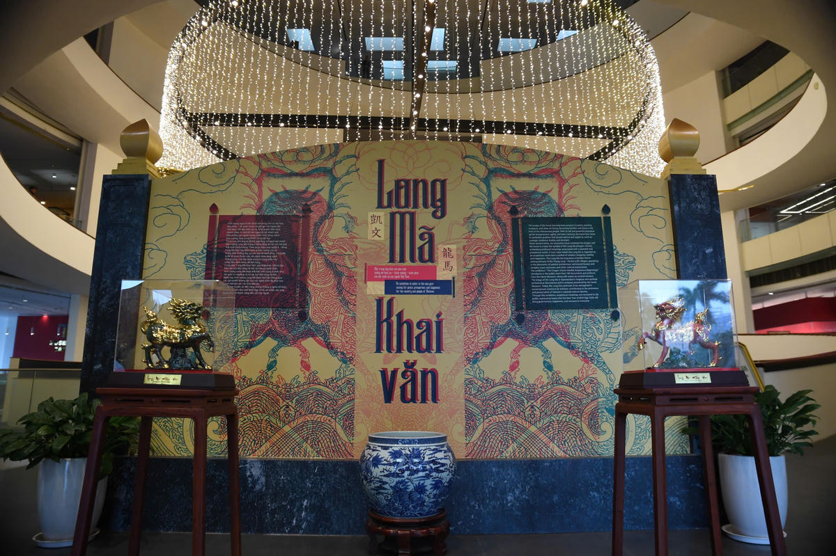 Long Mã là linh vật có sự kết hợp giữa rồng, lân và ngựa. Trong dân gian Long Mã đã gắn bó hoà hợp một cách tự nhiên, là biểu tượng trong tâm thức đời sống vật chất và tinh thần của người Việt. Trưng bày giới thiệu hơn 100 tài liệu, hiện vật của Bảo tàng và các nghệ nhân nhằm bảo tồn và phát huy di sản văn hoá cha ông để lại. Ảnh: Phạm Sỹ.