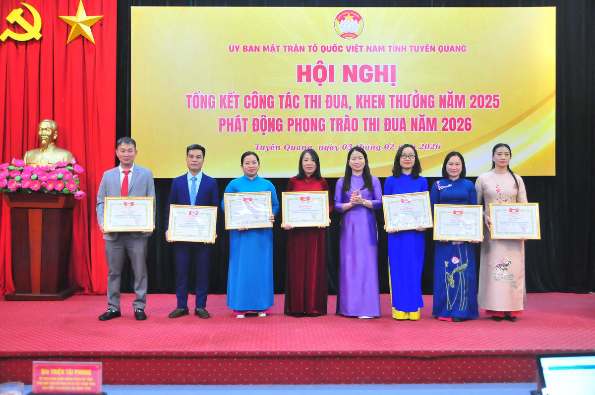 Các cá nhân có thành tích xuất sắc trong công tác Mặt trận nhận Bằng khen. Ảnh: Xuân Trường.