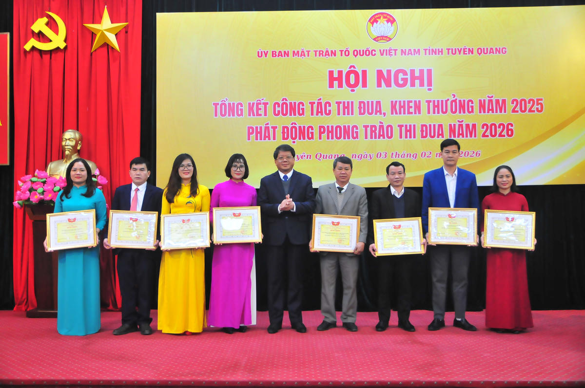 Các tập thể xuất sắc nhận Bằng khen của MTTQ Việt Nam tỉnh Tuyên Quang. Ảnh: Xuân Trường.