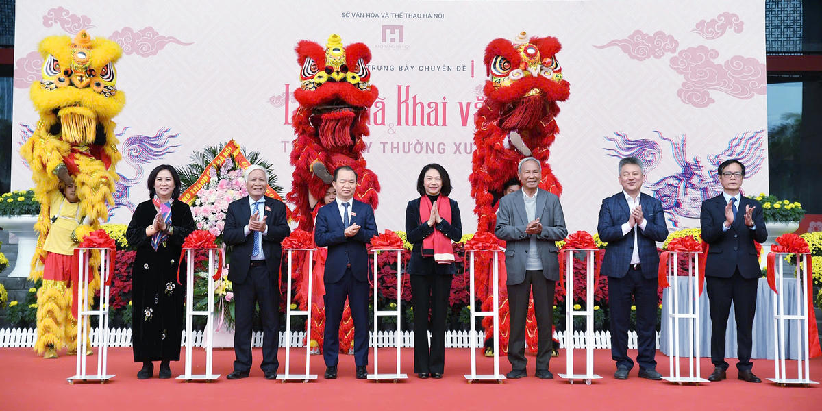 Các đại biểu thực hiện nghi thức khai mạc trưng bày chuyên đề: “Long Mã khai văn”. Ảnh: Phạm Sỹ.