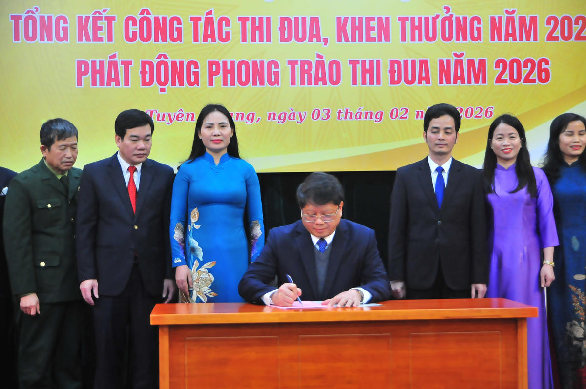 Ông Hà Trung Kiên, Ủy viên BTV Tỉnh ủy, Phó Chủ tịch Thường trực Ủy ban MTTQ Việt Nam tỉnh Tuyên Quang ký giao kết thi đua năm 2026. Ảnh: Xuân Trường.