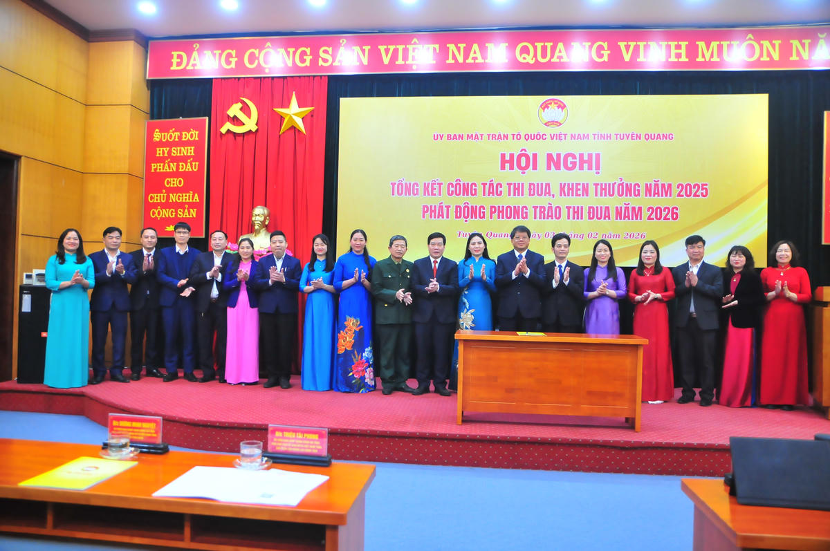 Các cụm thi đua toàn tỉnh hoàn thành thực hiện ký giao kết thi đua năm 2026. Ảnh: Xuân Trường.