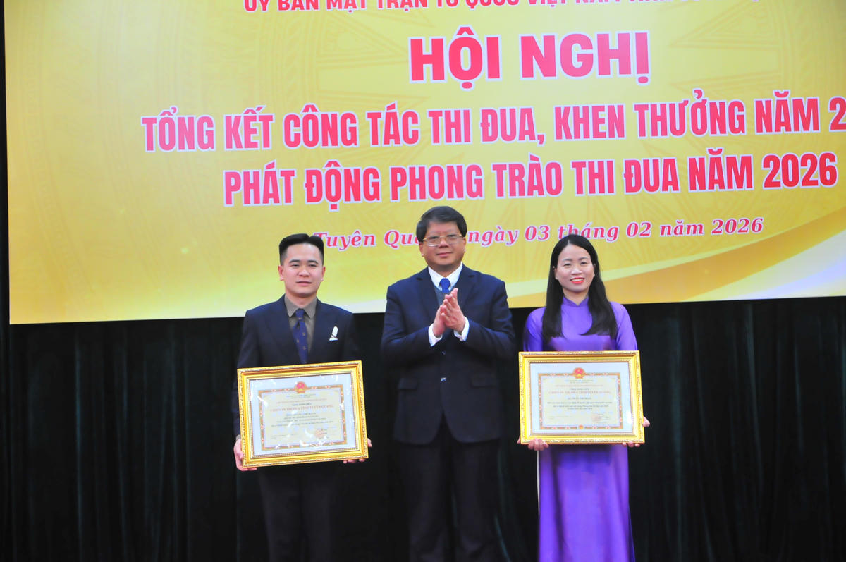 Lãnh đạo Ủy ban MTTQ Việt Nam tỉnh Tuyên Quang trao Bằng khen Chiến sỹ thi đua cấp tỉnh trong phong trào thi đua yêu nước. Ảnh: Xuân Trường.