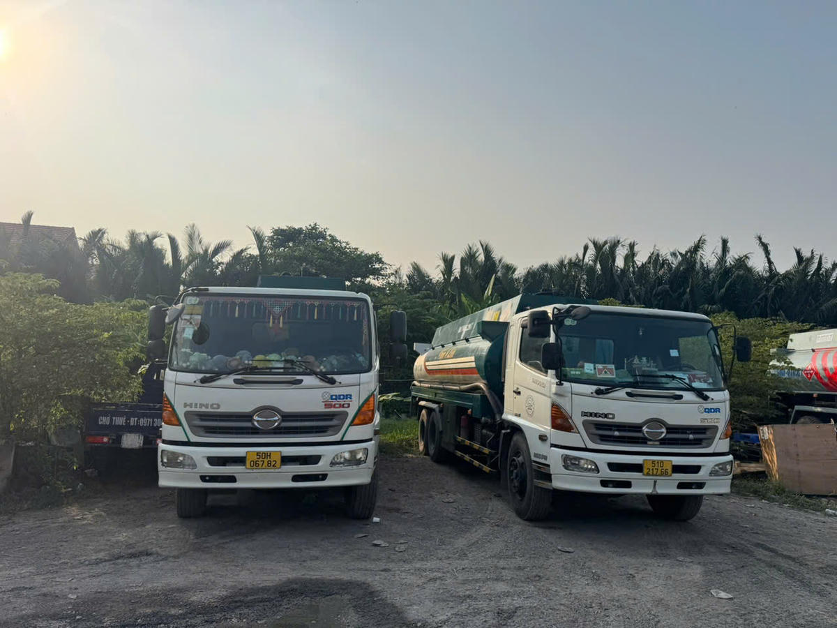 Các xe bồn chở xăng liên quan đến đường dây. Ảnh: CA.