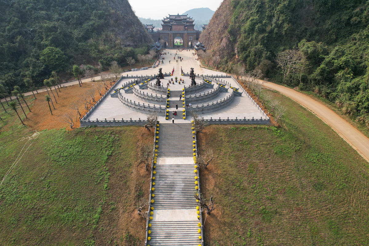 Theo UBND phường Tây Hoa Lư, tại điểm cao nhất ở Thung Ui, vua Đinh Tiên Hoàng đã lập đàn Kính Thiên để cáo yết trời đất, chính thức xưng đế, mở ra kỷ nguyên độc lập lâu dài của dân tộc, khai sinh nhà nước Đại Cồ Việt và chọn Hoa Lư làm kinh đô. Ảnh: Đình Minh