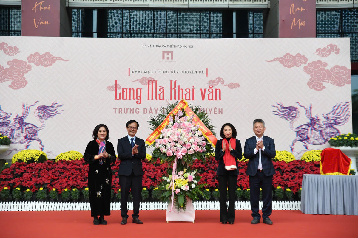 Phó Chủ tịch UBND TP Hà Nội Vũ Thu Hà tặng hoa chúc mừng Bảo tàng Hà Nội. Ảnh: Phạm Sỹ.