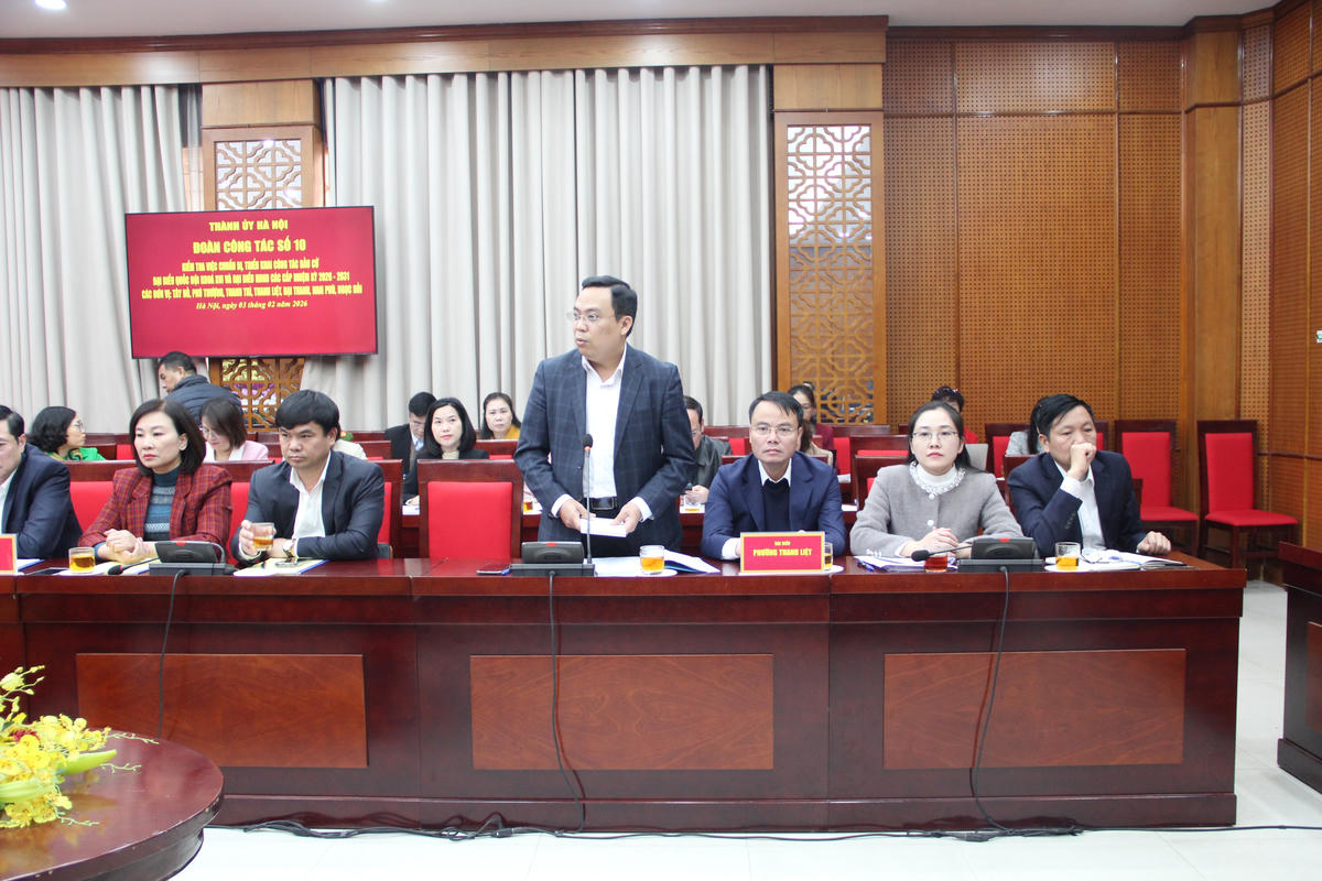 Lãnh đạo phường Thanh Liệt báo cáo với đoàn kiểm tra, giám sát. Ảnh: PV