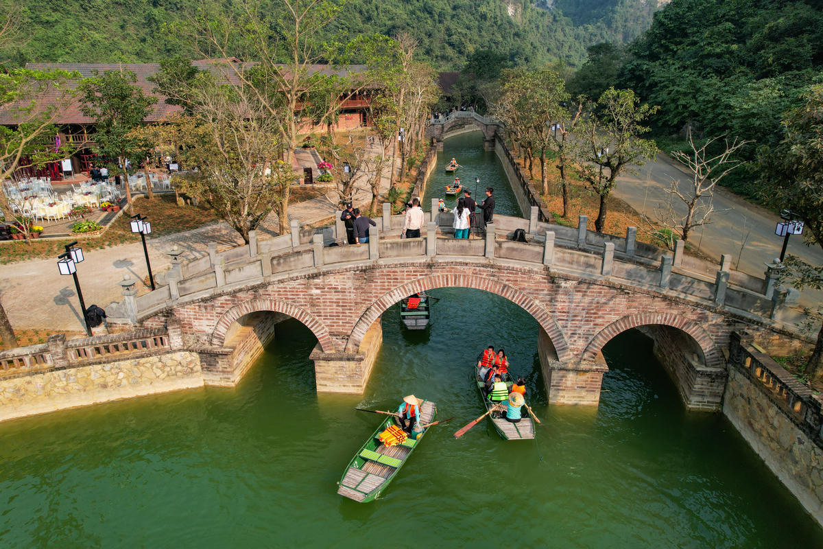 Mặc dù chưa chính thức mở cửa đón khách thường xuyên, song Thung Ui đã thu hút sự quan tâm của đông đảo du khách và các nhiếp ảnh gia bởi khung cảnh thiên nhiên hùng vĩ, không gian tĩnh tại, mang đậm sắc màu lịch sử, gợi liên tưởng đến những thước phim cổ trang. Ảnh: Đình Minh