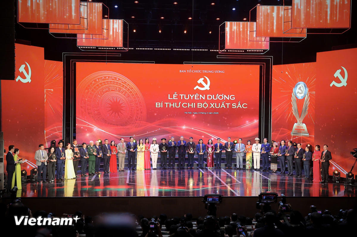 Tuyên dương tập thể các Bí thư chi bộ xuất sắc, làm tốt các nhiệm vụ trong năm 2025. (Ảnh: Hoài Nam/Vietnam+).