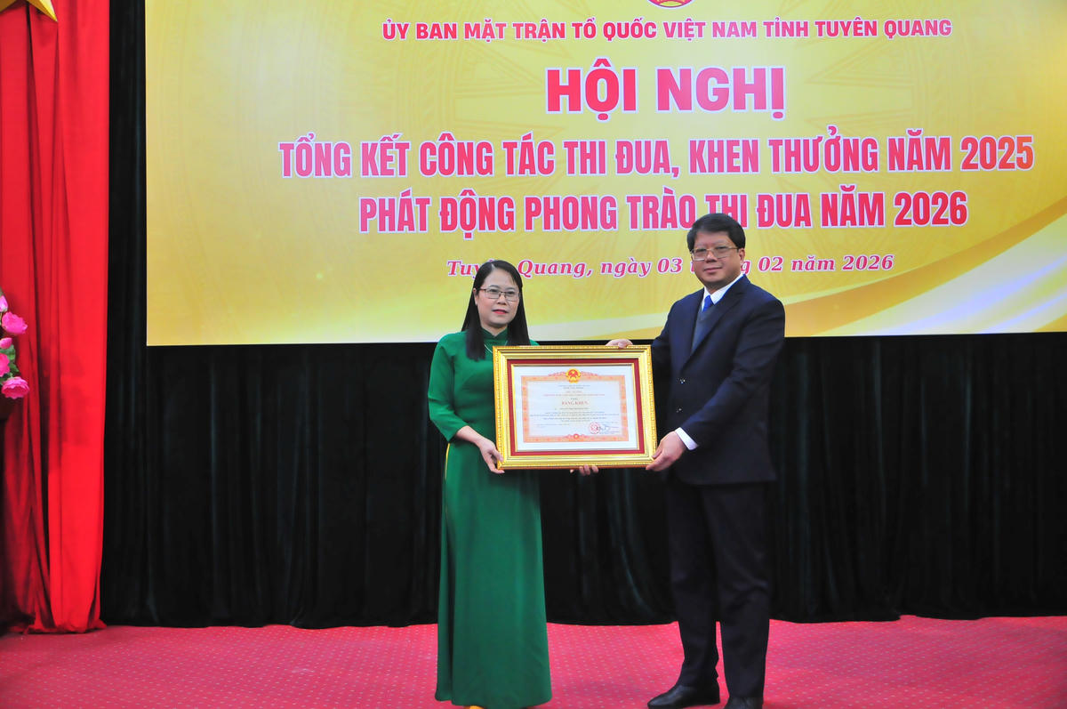 Ông Hà Trung Kiên,&nbsp;Ủy viên BTV Tỉnh ủy, Phó Chủ tịch Thường trực Ủy ban MTTQ Việt Nam tỉnh Tuyên Quang tặng Bằng khen của Thủ tướng Chính phủ cho cá nhân có thành tích xuất sắc. Ảnh: Xuân Trường.