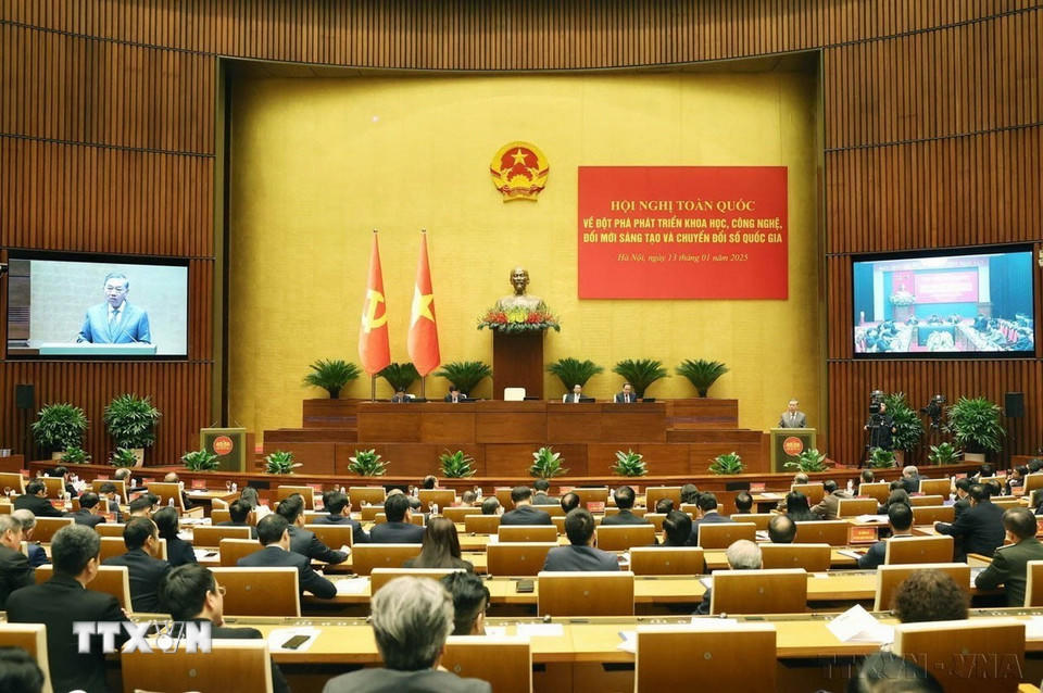 Hội nghị toàn quốc về đột phá phát triển khoa học, công nghệ, đổi mới sáng tạo và chuyển đổi số quốc gia, theo hình thức trực tiếp kết hợp trực tuyến với các điểm cầu từ cấp tỉnh đến cấp xã ở các địa phương do Ban Bí thư Trung ương Đảng tổ chức (Hà Nội, 13/1/2025). (Ảnh: TTXVN)