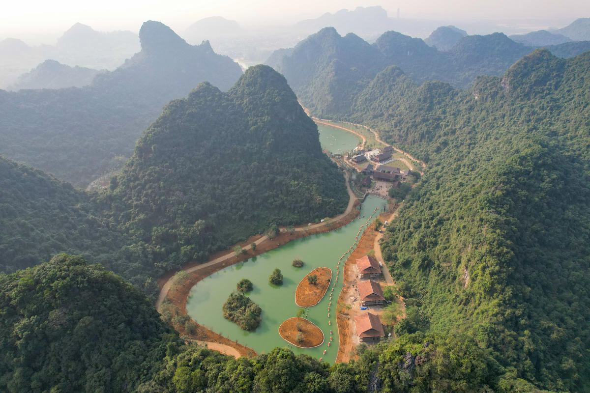 Ẩn mình trong vùng lõi quần thể danh thắng Tràng An (phường Tây Hoa Lư), Thung Ui những ngày đầu năm 2026 bất ngờ trở thành điểm đến được giới du lịch và nhiếp ảnh đặc biệt quan tâm bởi vẻ đẹp nguyên sơ, tĩnh lặng, tựa một bức tranh thủy mặc sống động giữa non nước cố đô. Ảnh: Đình Minh