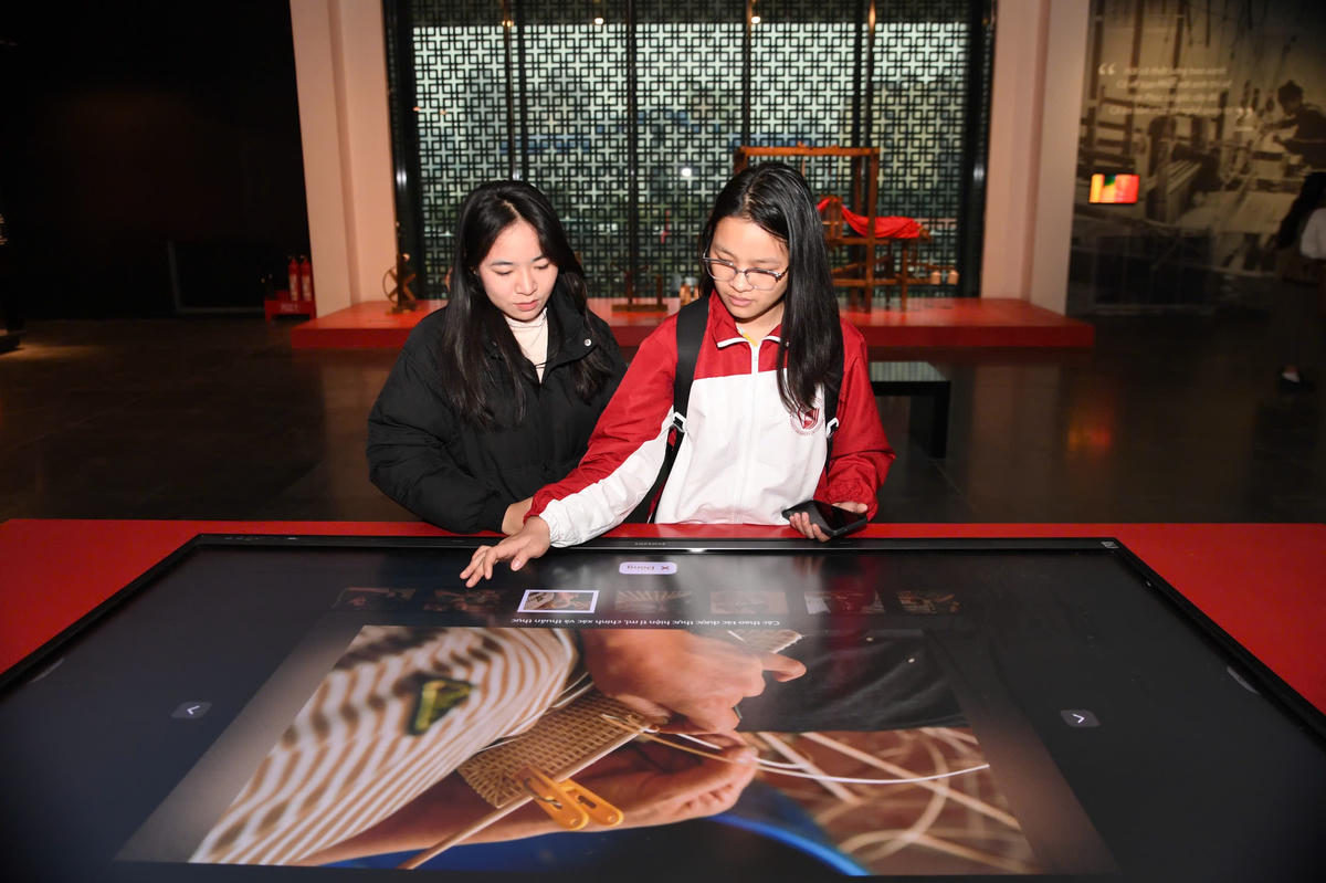 Các bạn trẻ khám phá, tìm hiểu lịch sử Hà Nội thông qua những nút chạm công nghệ tại không gian trưng bày. Ảnh: Phạm Sỹ.