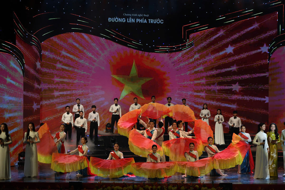Chương trình được xây dựng theo kết cấu ba phần: Con đường đã chọn, Dấu ấn hôm nay, Đường lên phía trước. Tạo nên mạch tự sự xuyên suốt từ quá khứ, hiện tại đến tương lai. Ảnh: Phạm Sỹ.
