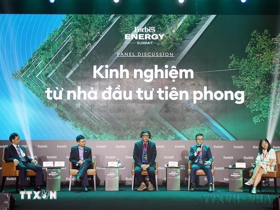 Đại diện các doanh nghiệp tham gia phiên thảo luận về kinh nghiệm nhà đầu tư tiên phong tại Hội nghị Năng lượng tái tạo “Cơ hội đầu tư vào năng lượng tái tạo" do Forbes Việt Nam tổ chức (Thành phố Hồ Chí Minh, 30/6/2023). (Ảnh: Mỹ Phương/TTXVN)