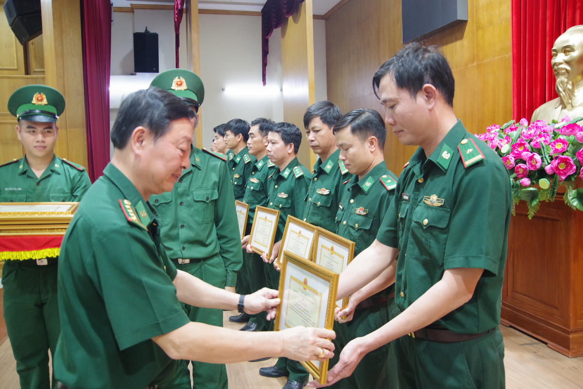 Khen thưởng, biểu dương các tập thể, cá nhân có thành tích xuất sắc trong các đợt thi đua cao điểm và thực hiện nhiệm vụ đột xuất. Ảnh: Quang Tiến.