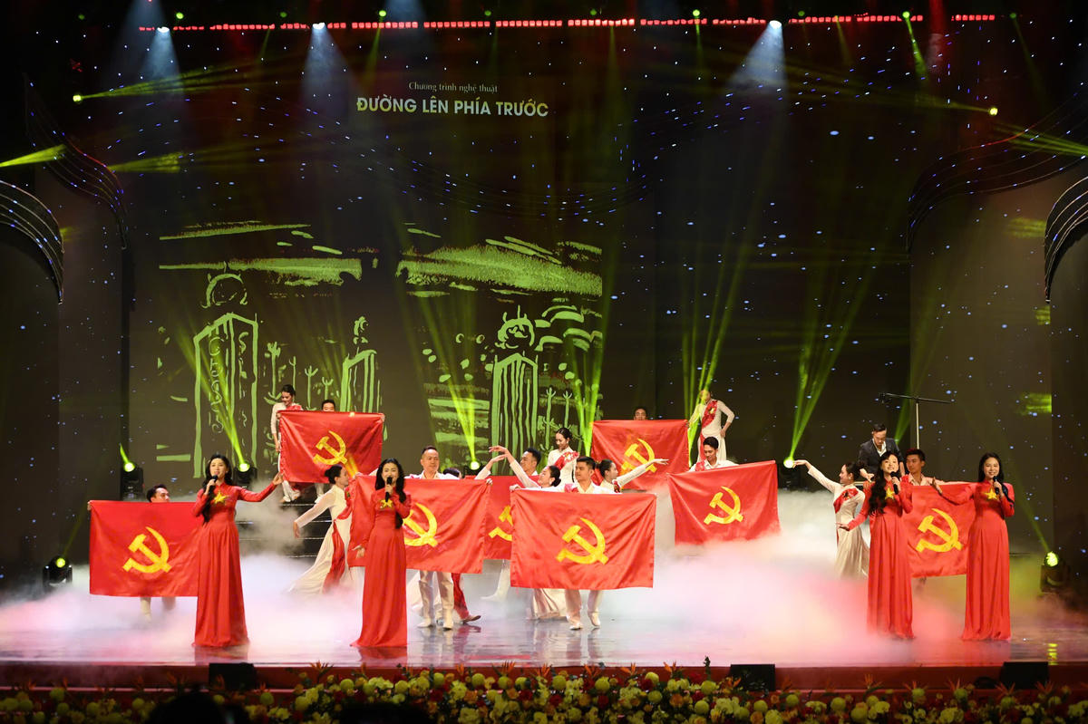 Chương trình gửi gắm thông điệp về niềm tin vững chắc vào tương lai tươi sáng của đất nước dưới sự lãnh đạo của Đảng, với khát vọng xây dựng Việt Nam hùng cường, phồn vinh và hạnh phúc. Ảnh: Phạm Sỹ.