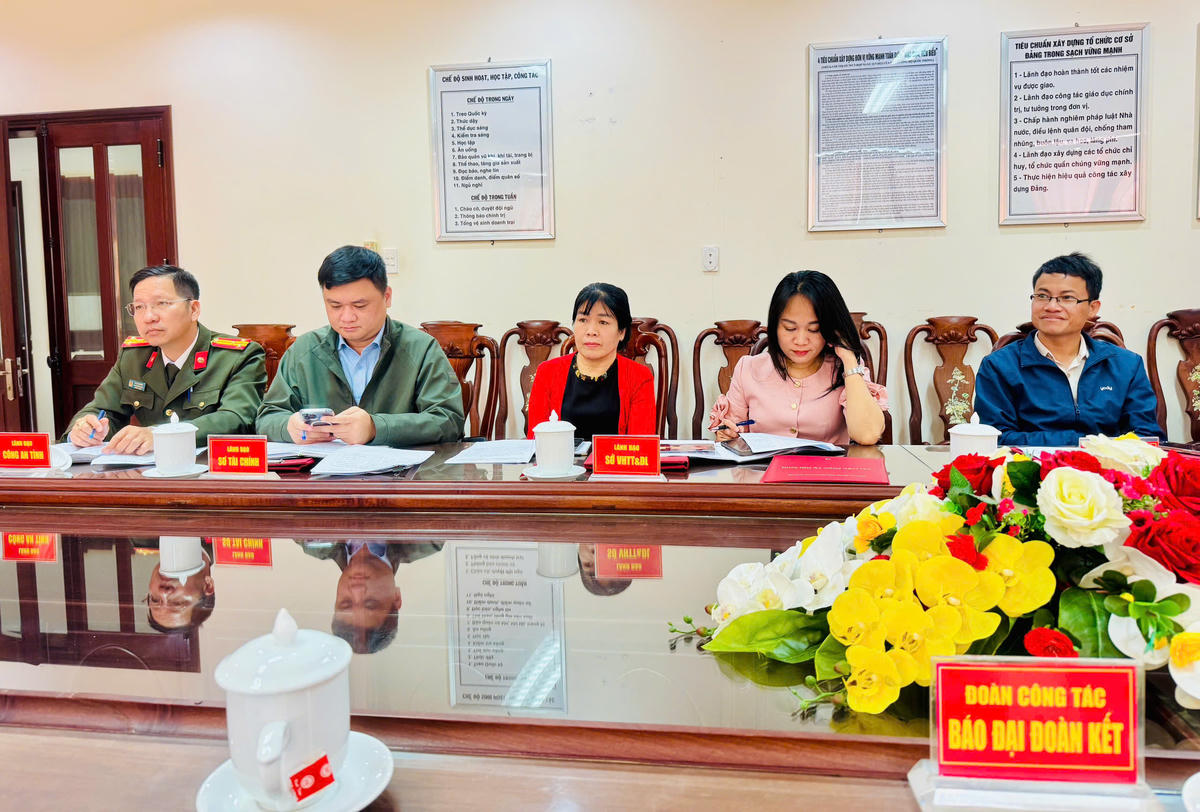 Lãnh đạo và đại diện các sở ngành dự họp. Ảnh: TN.