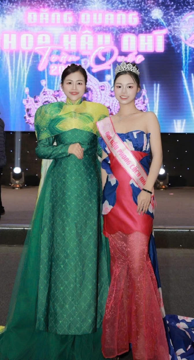 Trịnh Phạm Băng Băng (váy đỏ).