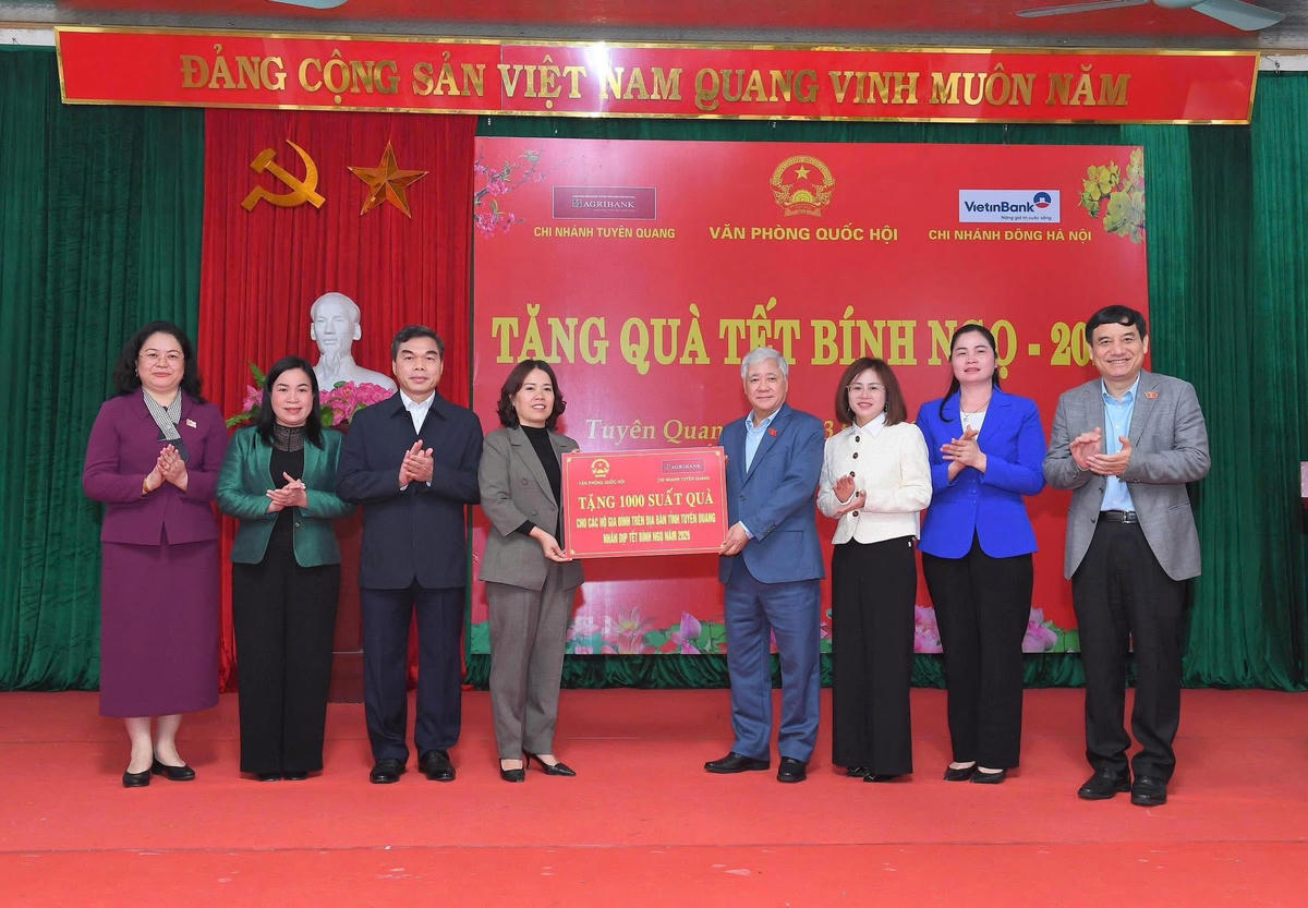 Phó Chủ tịch Thường trực Quốc hội Đỗ Văn Chiến trao hỗ trợ quà Tết cho các đối tượng chính sách, người cao tuổi, người có hoàn cảnh khó khăn trên địa bàn tỉnh Tuyên Quang. Ảnh: H.H