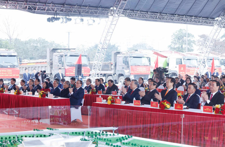 Tổng Bí thư Tô Lâm, Thủ tướng Phạm Minh Chính và các đồng chí lãnh đạo, nguyên lãnh đạo Đảng, Nhà nước dự Lễ khởi công dự án xây dựng Bảo tàng Đảng Cộng sản Việt Nam. (Ảnh: Thống Nhất – TTXVN)