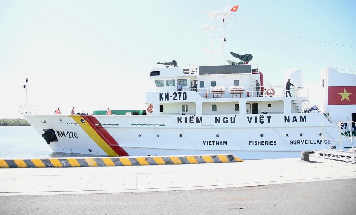 Tàu KN 270 rời bến lên đường làm nhiệm vụ. Ảnh: Định Huấn.