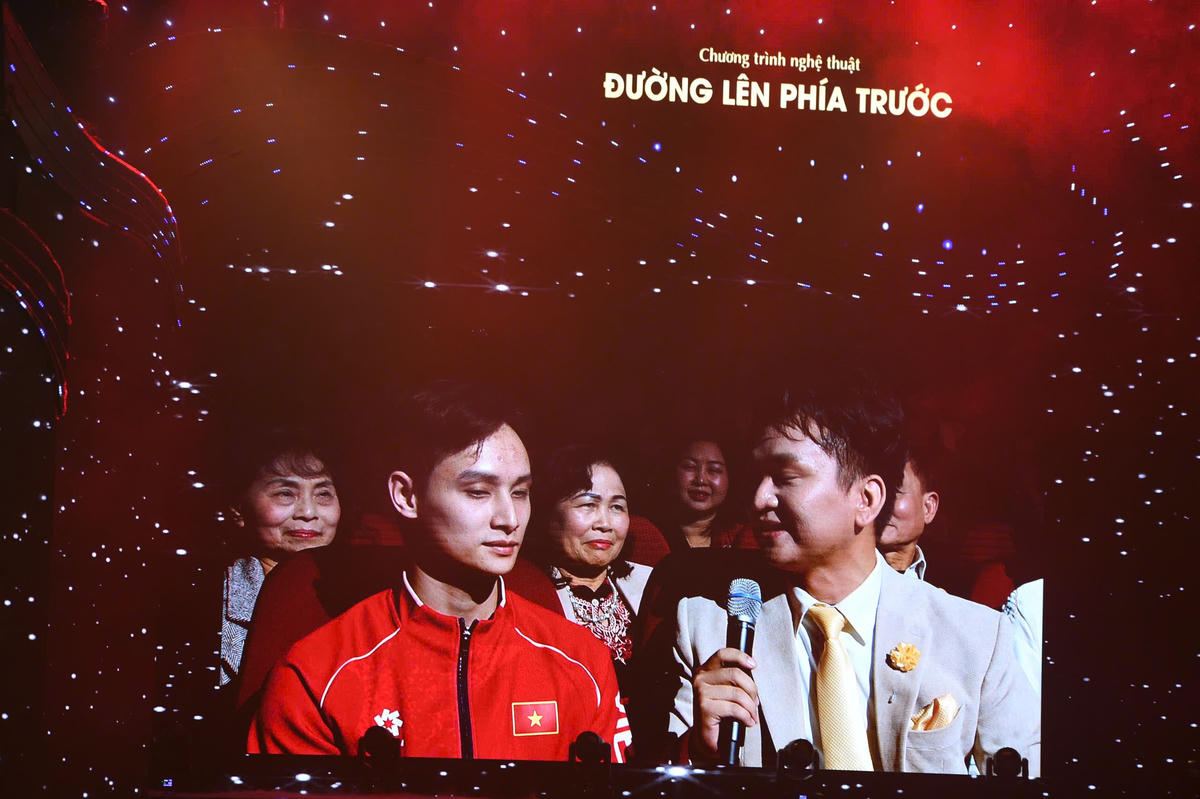 Những câu chuyện giao lưu sân khấu với những gương mặt trẻ tiêu biểu trong lĩnh vực nghệ thuật, thể thao và hoạt động xã hội cho thấy tinh thần trách nhiệm, ý chí vươn lên và mong muốn đóng góp cho sự phát triển của đất nước. Ảnh: Phạm Sỹ.