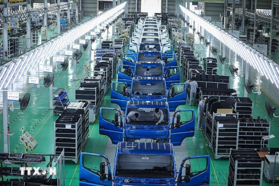 Công ty cổ phần Tập đoàn Trường Hải (THACO) đầu tư công nghệ hiện đại, áp dụng các công nghệ tiên tiến, tự động hóa và công nghệ 4.0 cùng lực lượng lao động được đào tạo bài bản, chuyên sâu để tối ưu hóa quy trình sản xuất, giảm chi phí và tăng độ chính xác, độ bền của sản phẩm, đáp ứng các tiêu chuẩn quốc tế. (Ảnh: TTXVN)