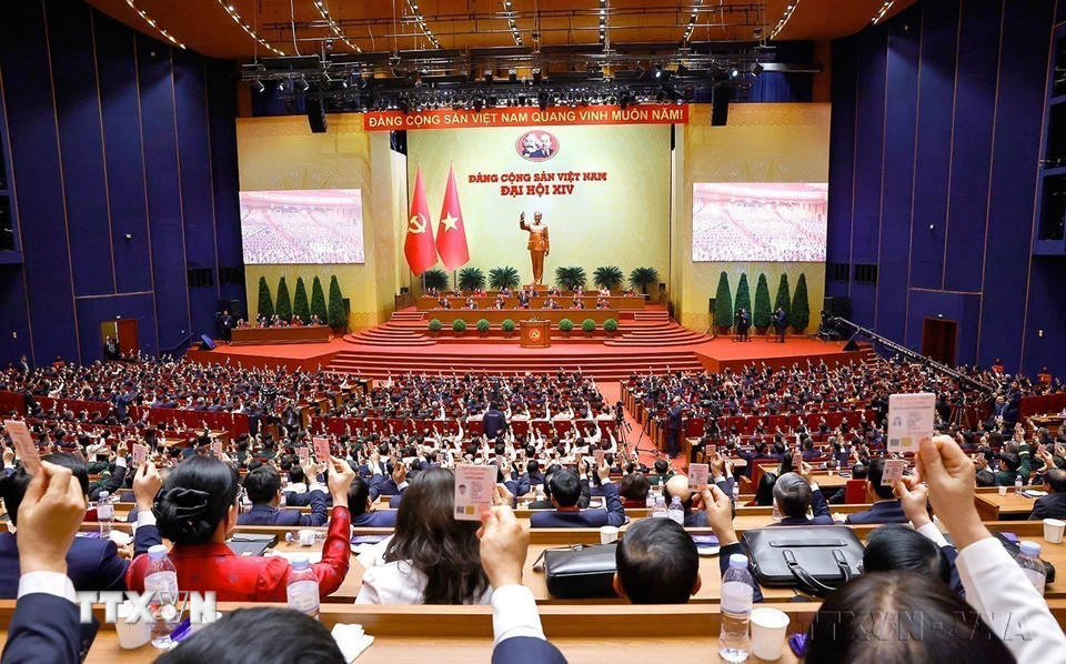 Thành công của Đại hội Đảng toàn quốc lần thứ XIV đã mang đến niềm tin và kỳ vọng lớn cho toàn dân tộc. Trong ảnh: Đại biểu biểu quyết thông qua danh sách bầu Ban chấp hành Trung ương Đảng khóa XIV (Hà Nội, 22/1/2026). (Ảnh: TTXVN)