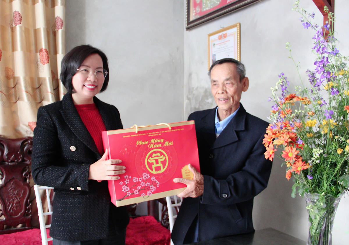 Chủ tịch Ủy ban MTTQ Việt Nam TP Hà Nội Bùi Huyền Mai thăm, tặng quà gia đình.  ông Chu Văn Đảng.