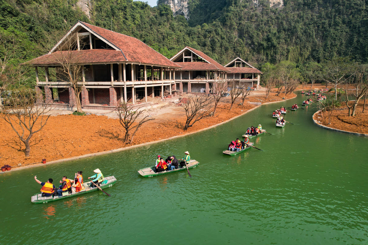 Bên cạnh tham quan, vãn cảnh, du khách có thể trải nghiệm đi thuyền trong thung, tìm hiểu văn hóa Mường, tham dự lễ hội Đàn Kính Thiên được tổ chức hằng năm vào ngày 10/3 âm lịch để tưởng nhớ công lao vua Đinh Tiên Hoàng. Ảnh: Đình Minh