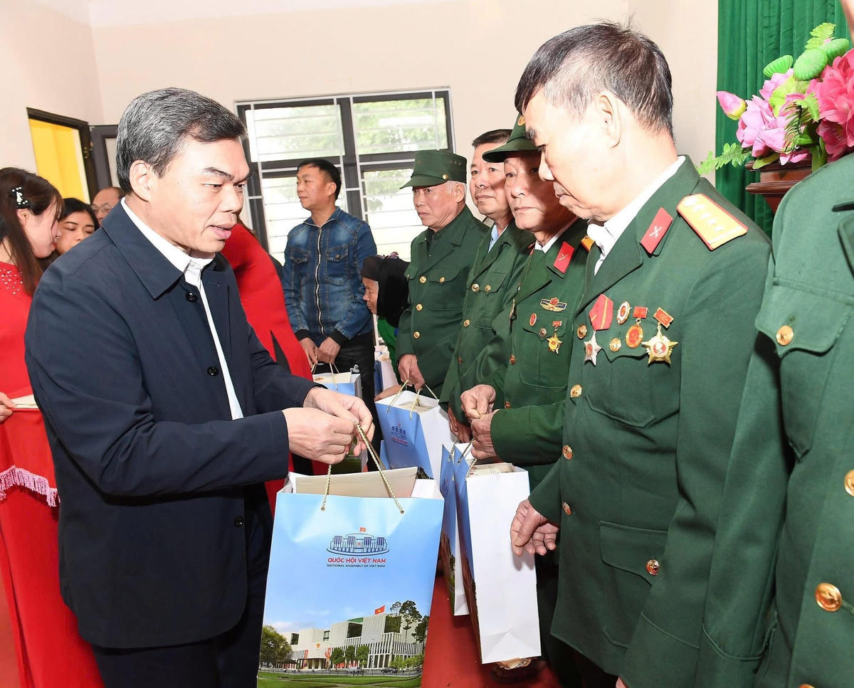 Phó Bí thư Tỉnh ủy, Chủ tịch Ủy ban MTTQ Việt Nam tỉnh Tuyên Quang Ma Thế Hồng trao quà tới người có công tại xã Sơn Thủy. Ảnh: H.H