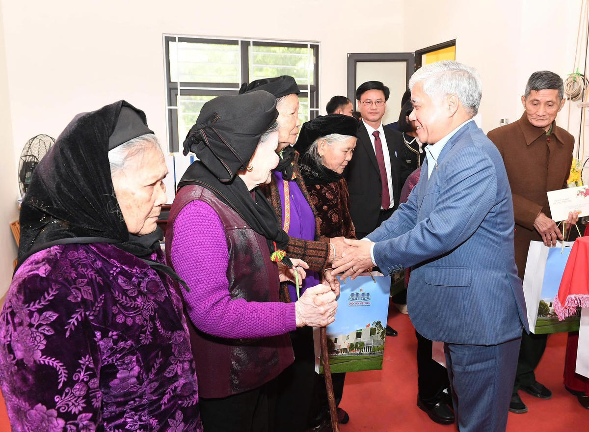 Phó Chủ tịch Thường trực Quốc hội Đỗ Văn Chiến tặng quà Tết cho người cao tuổi xã Sơn Thủy. Ảnh: H.H