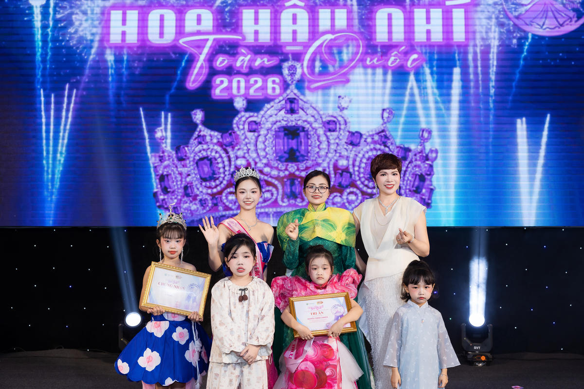 Trịnh Phạm Băng Băng (bên trái, hàng trên) cùng các thí sinh nhí của cuộc thi.