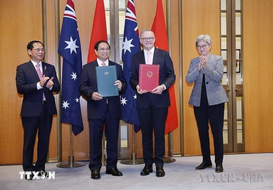 Thủ tướng Phạm Minh Chính và Thủ tướng Australia Anthony Albanese trao Tuyên bố chung về nâng cấp quan hệ lên Đối tác Chiến lược Toàn diện (Canberra, 7/3/2024). (Ảnh: Dương Giang/TTXVN)